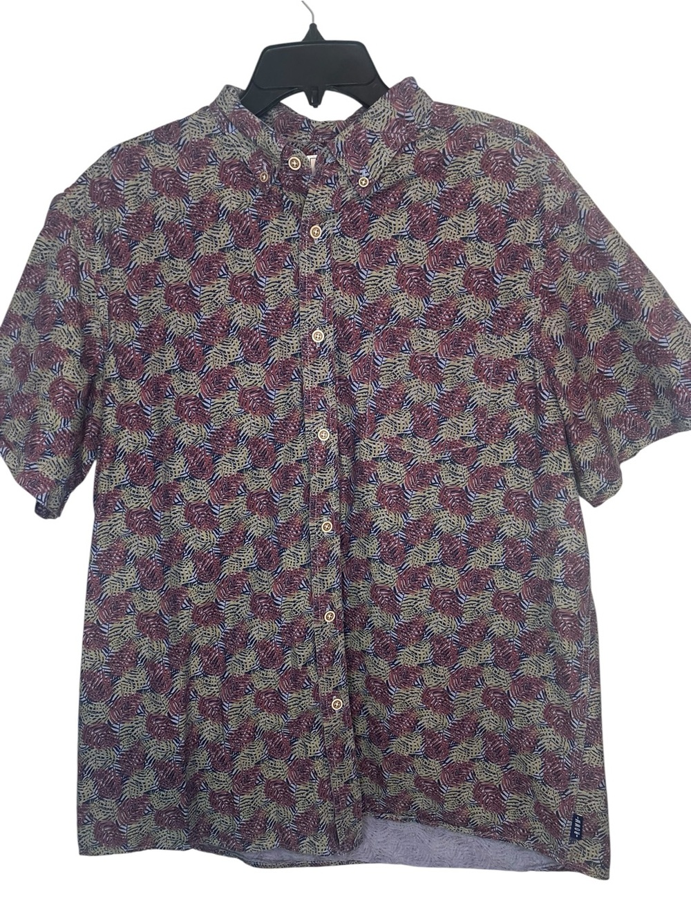 Casual Short-Sleeve Button-Down Shirt in Burgundy Leaf Print